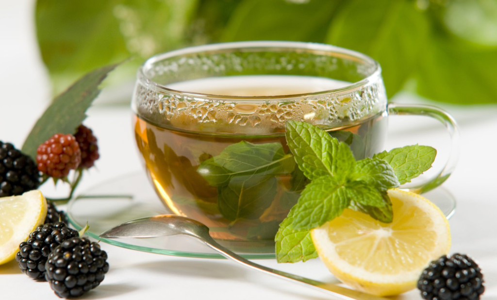 Taza de té verde con limón como bebida purificante
