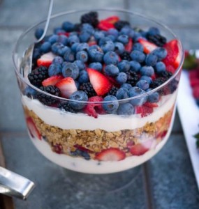 Desayuno parfait de yogurt, cereals y frutas