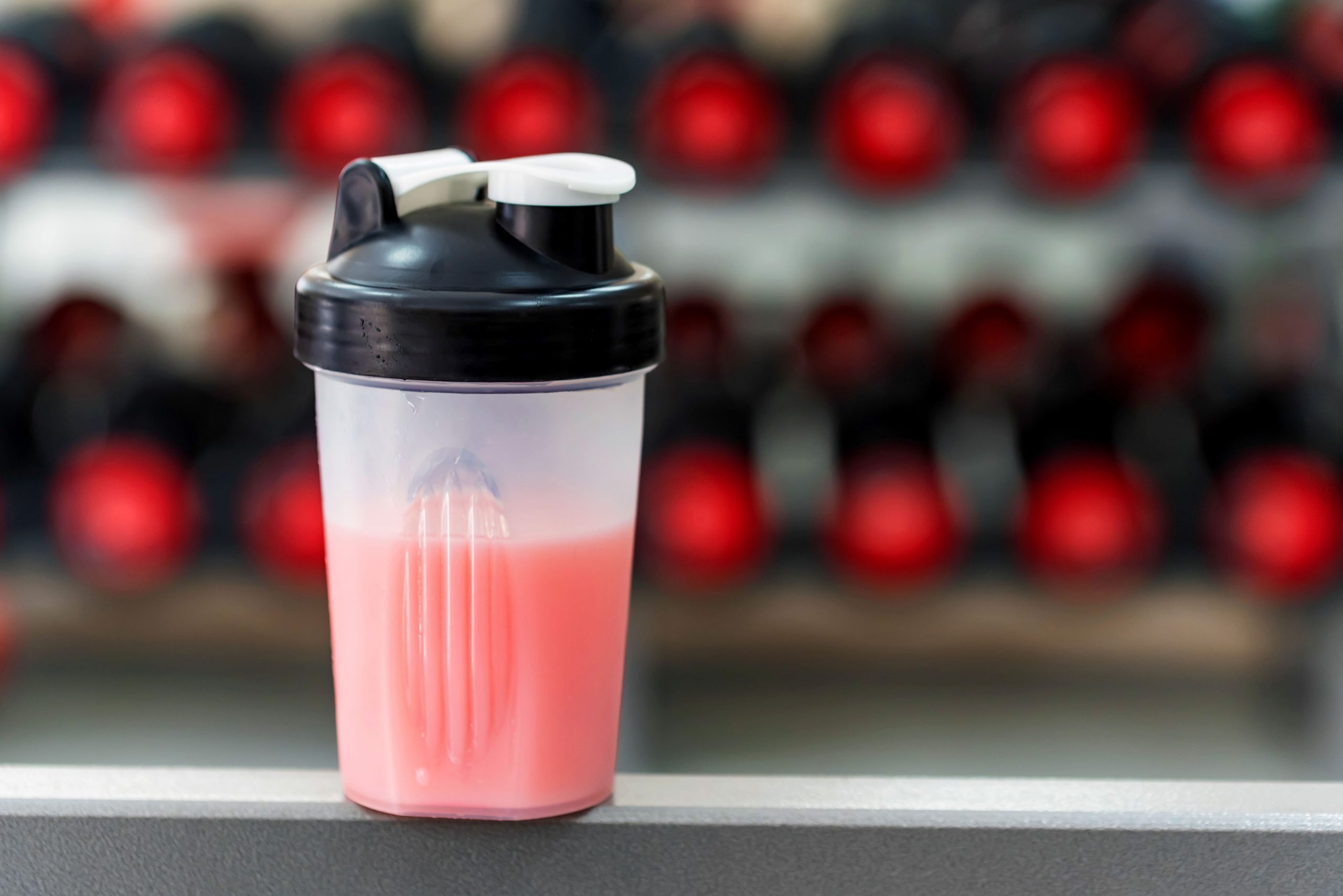 plastic shaker with strawberry protein in gym SUPJ6W7 1 scaled