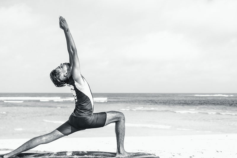 posturas de yoga para adelgazar hombre practicando yoga